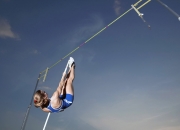 熊猫体育平台-赛道上的双重奏鸣，红牛二队战术致胜，塞恩斯再破极限